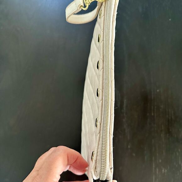 Betsey Johnson white, quilted travel bag with gold hearts. - Picture 4 of 5